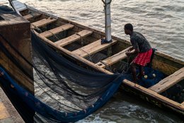 Accra;-Ghana;-Jamestown;-fishing-harbour;-fisherman;-fishing-net;-pirogue;-flag;-silhouette;-backlight;-sunrise;-raking-light;-artisanal-fishing;-fishing-community;-Gulf-of-Guinea;-West-Africa;-historic-district;-documentary-photography;-Kaleidos;-Kaleidos-images;-La-parole-à-limage;-Stories-Pictures;-Tarek-Charara